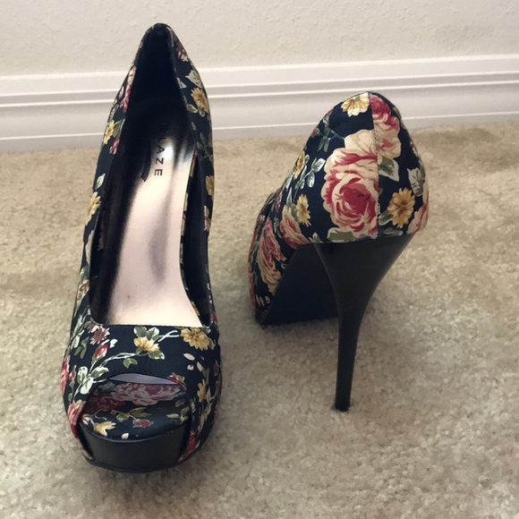 Shoes - Floral heel